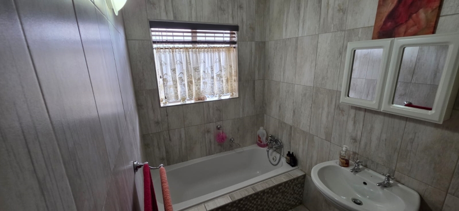 3 Bedroom Property for Sale in Flamwood North West